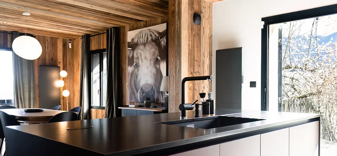 Rénovation complète chalet de montagne Haute-Savoie – cuisine design noir mat et boiseries vieux bois sur mesure, Aline Favre architecte d'intérieur Chablais
